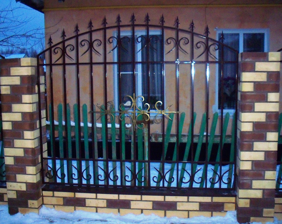 Забор с кованым рисунком