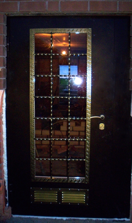 Дверь с ковкой, стеклопакетом и вентиляционной решеткой